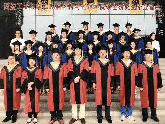 2018届威廉希尔williamhill硕士毕业生合影